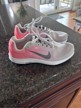 NEW Nike Women’s Pink and Light Gray Athletic Running Shoes - Size 7